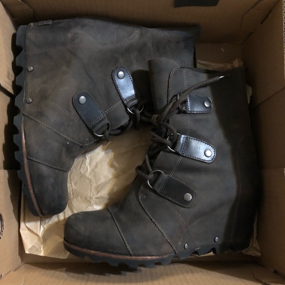 All weather, stylish boot. Who’s ready for the rain or snow?! You will be! - Picture 2 of 6